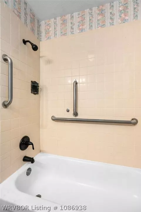 Bath - 921 Cedar Ln, Fort Smith, AR 72908 photo 2 of 3