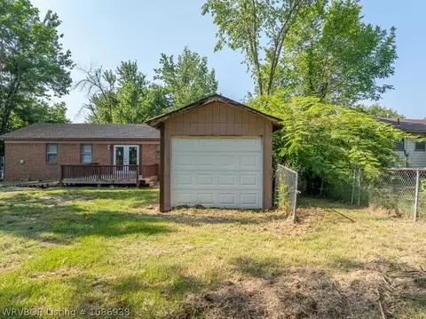 Exterior - 921 Cedar Ln, Fort Smith, AR 72908 photo 4 of 11