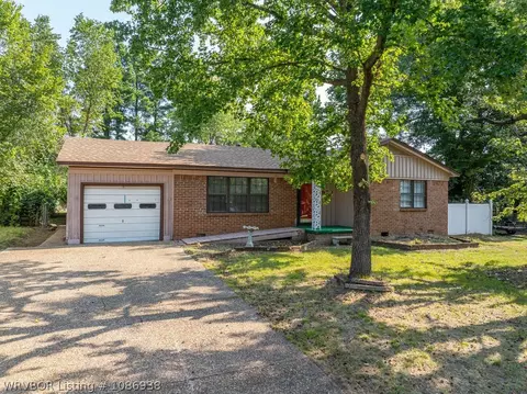 Exterior - 921 Cedar Ln, Fort Smith, AR 72908 photo 2 of 11