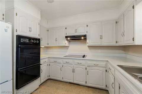 Kitchen - 8205 Clover Dr, Fort Smith, AR 72908 photo 2 of 2