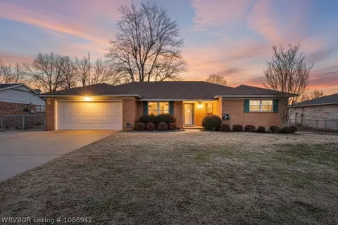 8205 Clover Dr, Fort Smith, AR 72908