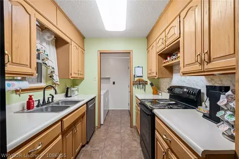 Kitchen - 1002 Pattie Ln, Barling, AR 72923 photo 1 of 2