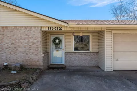 Exterior - 1002 Pattie Ln, Barling, AR 72923 photo 2 of 6