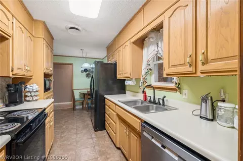 Kitchen - 1002 Pattie Ln, Barling, AR 72923 photo 2 of 2