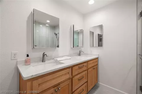 Bath - 2701 S 97th Cir, Fort Smith, AR 72903 photo 2 of 5