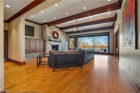 Living - 110 Rivercrest Dr, Fort Smith, AR 72903 photo 3 of 5