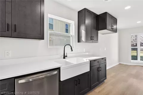 Kitchen - 3301 Londonderry Rd, Fort Smith, AR 72908 photo 3 of 4