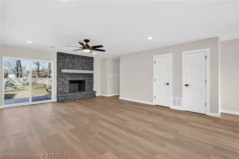 Living - 3301 Londonderry Rd, Fort Smith, AR 72908 photo 2 of 5