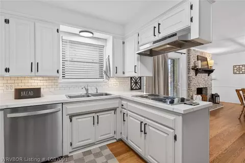 Kitchen - 3500 Lucy Ln, Fort Smith, AR 72903 photo 2 of 2