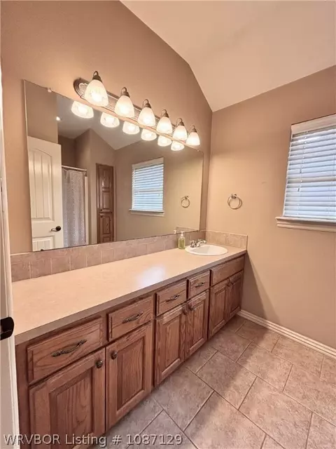 Bath - 8409 Vickery Ln, Fort Smith, AR 72908 photo 3 of 4