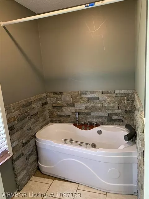 Bath - 7907 Yorktown Rd, Fort Smith, AR 72903 photo 3 of 6