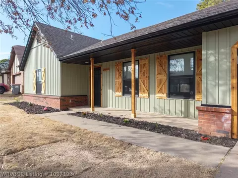 Exterior - 2300 Pine Ln, Barling, AR 72923 photo 4 of 6