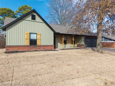 Exterior - 2300 Pine Ln, Barling, AR 72923 photo 3 of 6