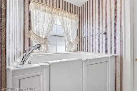 Bath - 6301 Cedar Break Dr, Fort Smith, AR 72916 photo 4 of 5