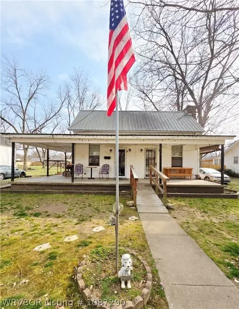 714 E Chism St, Paris, AR 72855