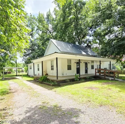 Exterior - 714 E Chism St, Paris, AR 72855 photo 2 of 4