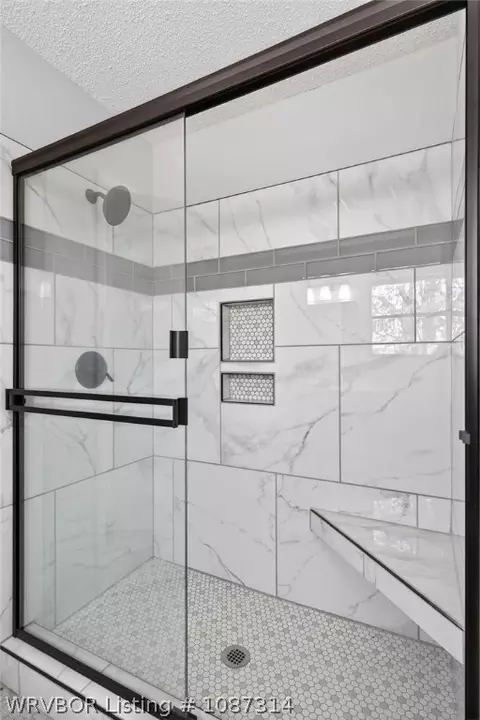 Bath - 7509 Dover Pl, Fort Smith, AR 72903 photo 4 of 5