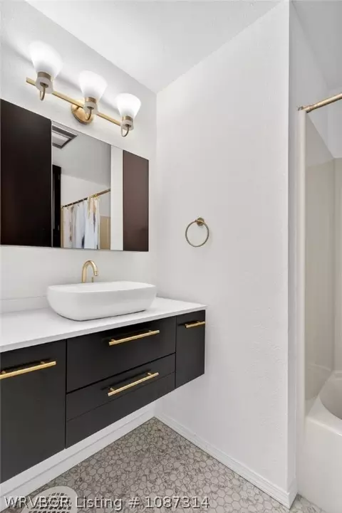 Bath - 7509 Dover Pl, Fort Smith, AR 72903 photo 1 of 5