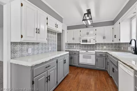 Kitchen - 7509 Dover Pl, Fort Smith, AR 72903 photo 2 of 3