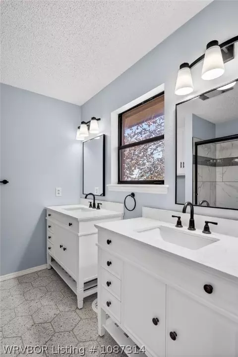 Bath - 7509 Dover Pl, Fort Smith, AR 72903 photo 3 of 5
