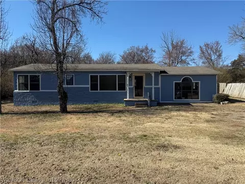 1209 N 3rd St, Ozark, AR 72949