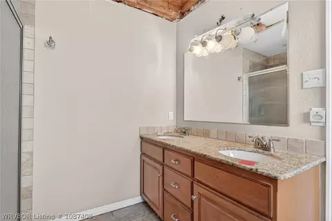 Bath - 2912 Brighton Ct, Fort Smith, AR 72903 photo 2 of 3