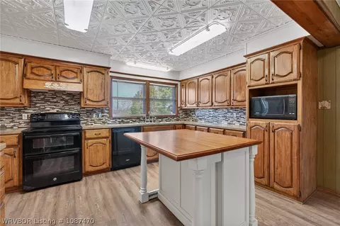 Kitchen - 3710 Park Ave, Fort Smith, AR 72903 photo 4 of 6