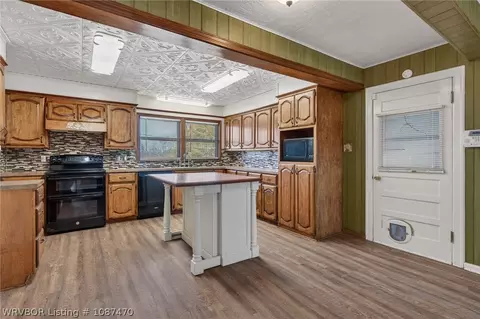 Kitchen - 3710 Park Ave, Fort Smith, AR 72903 photo 2 of 6