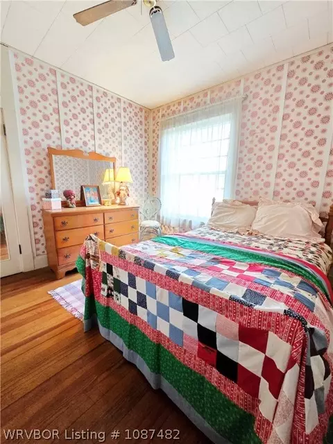 Bedroom - 707 E Walnut St, Paris, AR 72855 photo 4 of 5