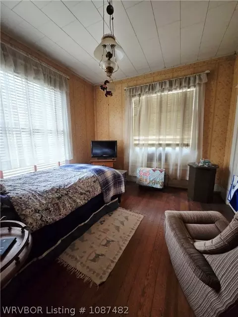 Bedroom - 707 E Walnut St, Paris, AR 72855 photo 2 of 5