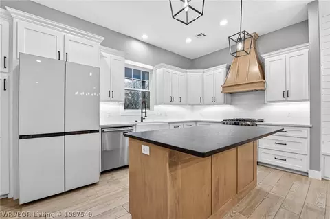 Kitchen - 1914 Ebbing Loop, Barling, AR 72923 photo 1 of 3