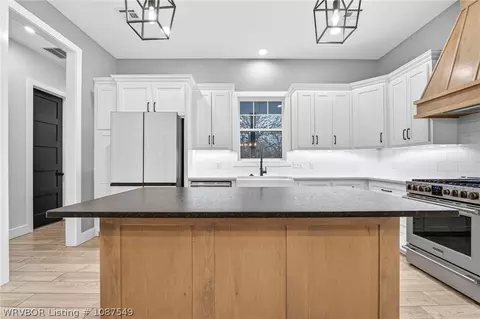 Kitchen - 1914 Ebbing Loop, Barling, AR 72923 photo 2 of 3