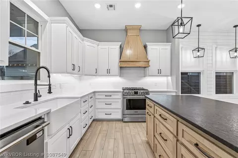 Kitchen - 1914 Ebbing Loop, Barling, AR 72923 photo 3 of 3