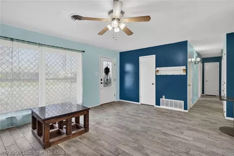 Living - 204 Amherst Cir, Fort Smith, AR 72908 photo 3 of 6