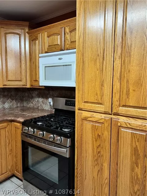 Kitchen - 118 Hall St, Paris, AR 72855 photo 4 of 7
