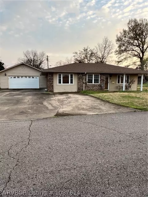 118 Hall St, Paris, AR 72855