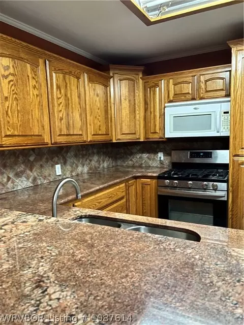 Kitchen - 118 Hall St, Paris, AR 72855 photo 2 of 7