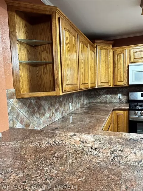 Kitchen - 118 Hall St, Paris, AR 72855 photo 6 of 7