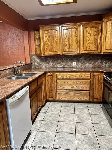 Kitchen - 118 Hall St, Paris, AR 72855 photo 5 of 7