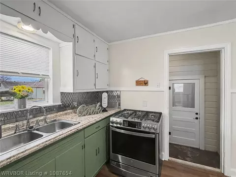 Kitchen - 424 35th St, Fort Smith, AR 72903 photo 2 of 3
