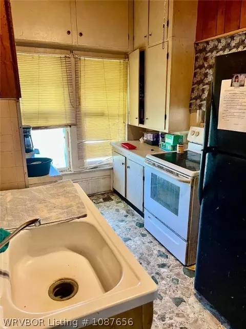 Kitchen - 522 Wire Rd, Ozark, AR 72949 photo 1 of 2