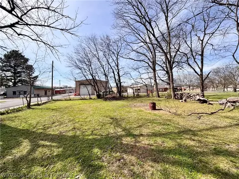 Exterior - 204 Choctaw St, Hackett, AR 72937 photo 3 of 17