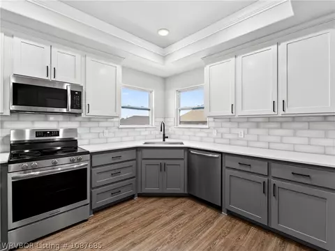 Kitchen - 404 Rock Ct, Lavaca, AR 72941 photo 2 of 2