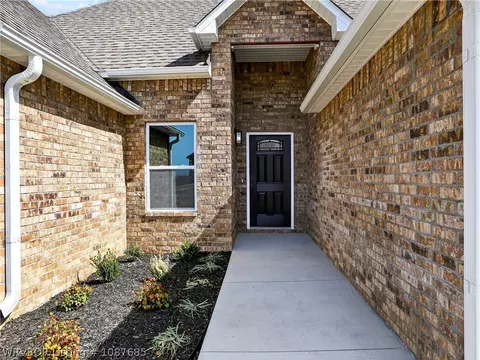 Entry Way - 404 Rock Ct, Lavaca, AR 72941 photo 1 of 1