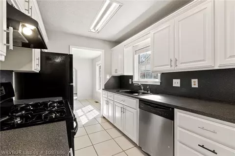 Kitchen - 2009 S V St, Fort Smith, AR 72901 photo 2 of 2