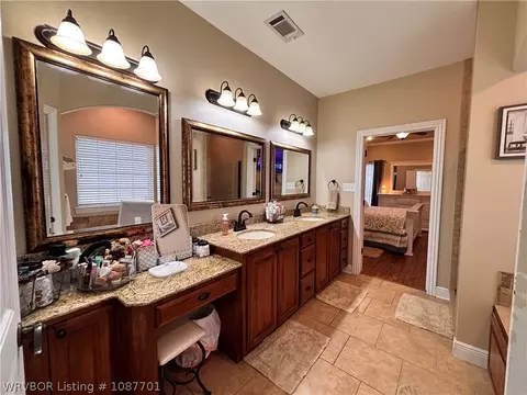 Bath - 12912 Diamond Ln, Fort Smith, AR 72916 photo 2 of 7