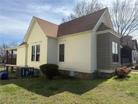 Exterior - 1110 N 5th St, Fort Smith, AR 72901 photo 2 of 4