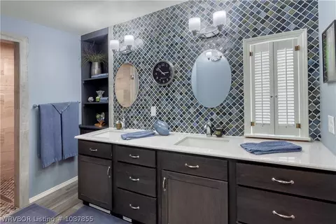 Bath - 1232 Elizabeth Ln, Fort Smith, AR 72903 photo 1 of 5
