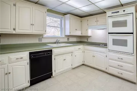 Kitchen - 6501 Bolton Rd, Fort Smith, AR 72903 photo 2 of 4