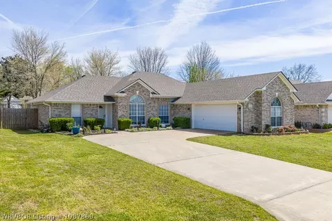 Exterior - 7215 Red Pine Dr, Fort Smith, AR 72916 photo 4 of 8